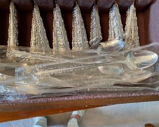 #47 - $100 Oneida Rogers stainless steel, service for 12. 12 dinner knifes, 12 forks, 12 salad or dessert forks, 12 ice tea spoons, 12 tablespoons, 16 tea spoons, 5 serving pieces. in chest. mint condition. 