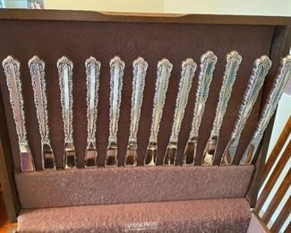 #47 - $100 Oneida Rogers stainless steel, service for 12. 12 dinner knifes, 12 forks, 12 salad or dessert forks, 12 ice tea spoons, 12 tablespoons, 16 tea spoons, 5 serving pieces. in chest. mint condition. 