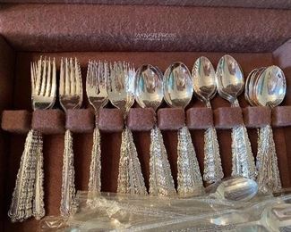 #47 - $100 Oneida Rogers stainless steel, service for 12. 12 dinner knifes, 12 forks, 12 salad or dessert forks, 12 ice tea spoons, 12 tablespoons, 16 tea spoons, 5 serving pieces. in chest. mint condition. 