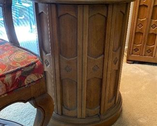DREXEL MCM Esperante Collection.
Round end or lamp table.
20” diameter x 25” tall
