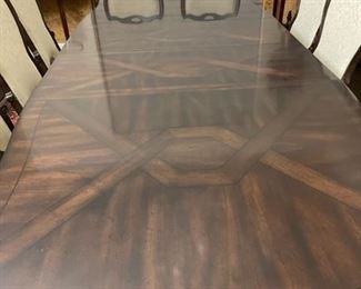Large Mahogany Dining Room Table in Showroom Condition w/2 Leafs and 8 Chairs.