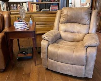 BEIGE LEATHER LIFT CHAIR
