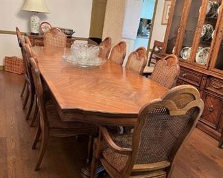 THOMASVILLE DINING TABLE WITH 2 20" LEAVES AND 10 CHAIRS