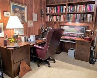 OFFICE L SHAPED DESK AND LEATHER OFFICE CHAIR
