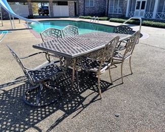 METAL OUTDOOR TABLE AND 6 CHAIRS