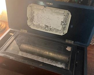 Lovely music box. Working condition 