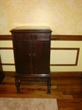 ANTIQUE VICTROLA