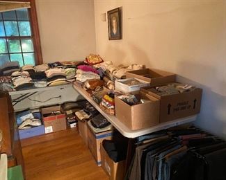 Tons of Ladies Vintage and Current Clothing, Shoes, Purses, Belts, Scarves, Gloves, Hats, etc.