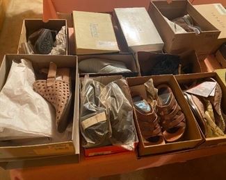 Tons of Ladies Vintage and Current Clothing, Shoes, Purses, Belts, Scarves, Gloves, Hats, etc.