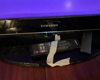 Samsung TV with remote - 40”