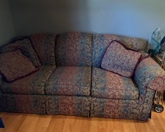 Sofa with 4 pillows