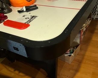 Air hockey table