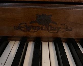 Keys on Wurlitzer pizno