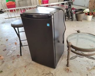 Mini fridge 