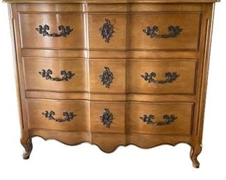 Lot 022
Fancher Vintage French Provincial Chest Of Drawers