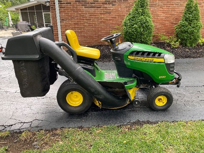 Fleur de Lis Estate Sales in Frontenac, MO starts on 11/12/2022