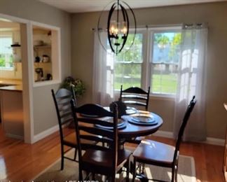 Table has built in leaf that extends to seat 6