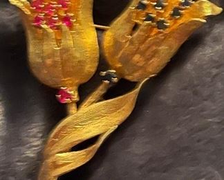 Large 14kt gold Brooch with rubies and sapphires