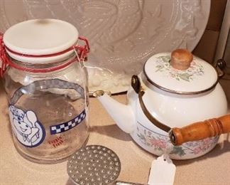 Turkey platter, tea pot