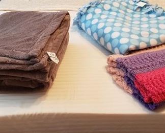 Full size mahogany head/foot board, blankets