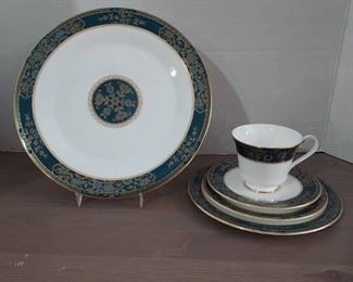 Beautiful Royal Doulton Carlyle English Bone China 5 Piece Place Setting