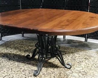 Nichols and Stone Traditional Round Extendable Dining Table