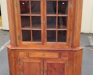 EARLY AMERICAN CORNER HUTCH, FROM MARYLAND