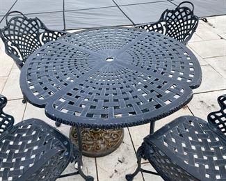 Cast aluminum table & chairs 