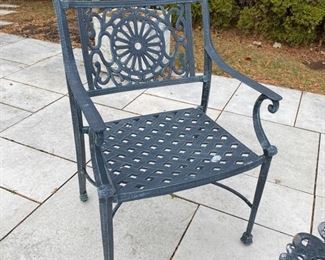 2 cast aluminum armchairs & table 