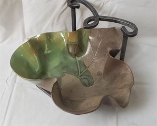 Painted leaf tray with metal stand