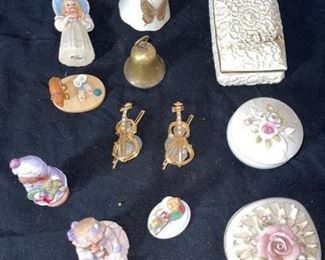 Miscellaneous decor (some damage)