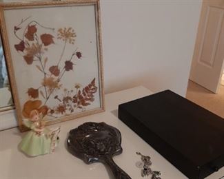 Girl's bedroom accessories 