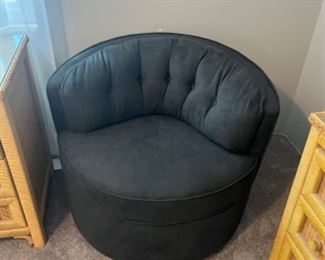 Black Wide Swivel Barrel Chair. “Like New” Condition 