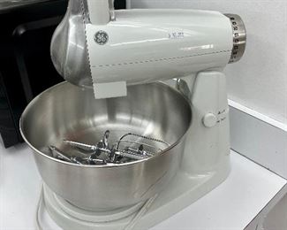 Pristine GE electric blender