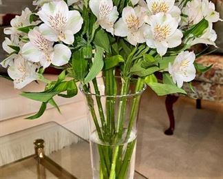 Beautiful Live Floral Arrangement in Glass Vase.
