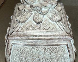 Composite Decor with Lid