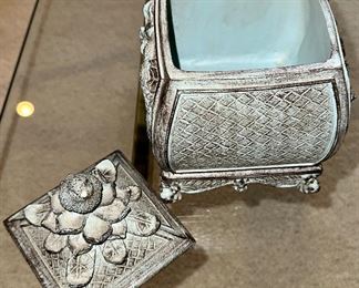 Composite Decor with Lid