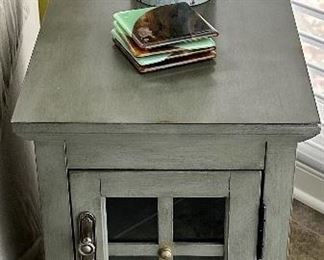 Sweet “farmhouse” style side table.