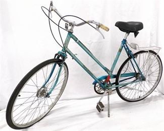 Vintage Raleigh De Luxe Three-Speed Bike with Hand Brakes - Made in England
