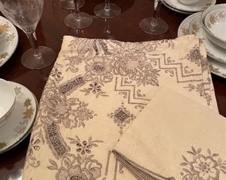 Gorgeous tablecloth & napkins