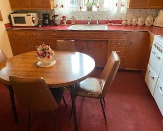 Mid Century Table With Leaf And 6 Chairs- excellent condition no rips or tears.