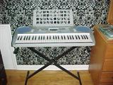 Newer 2005 Yamaha electric keyboard great Christmas gift 