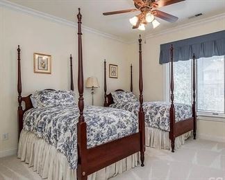 Set of 4 poster twin beds, mattresses & all linens