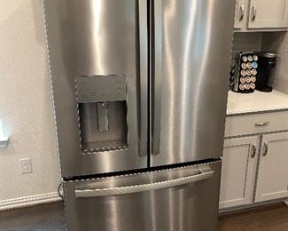 December of 2020 GE Stainless steel refrigerator, Super nice!
