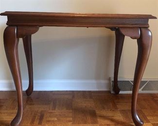 Entry Table With Extendable Sides https://ctbids.com/estate-sale/18696/item/1889257