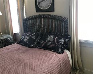 Queen bed & bedding
Icart picture