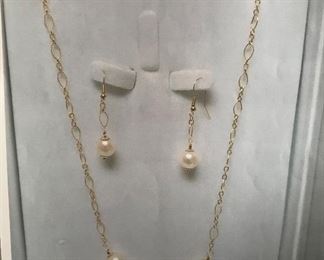 Genuine pearls & gold set