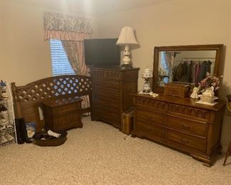 queen wood thomasville signed bedroom set - headboard -triple dresser and mirror= chest of drawers and 1 night stand