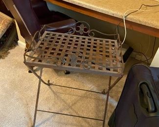 #19 metal table 21x25x29 $25