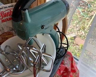 VINTAGE 1940'S SUNBEAM MIXER